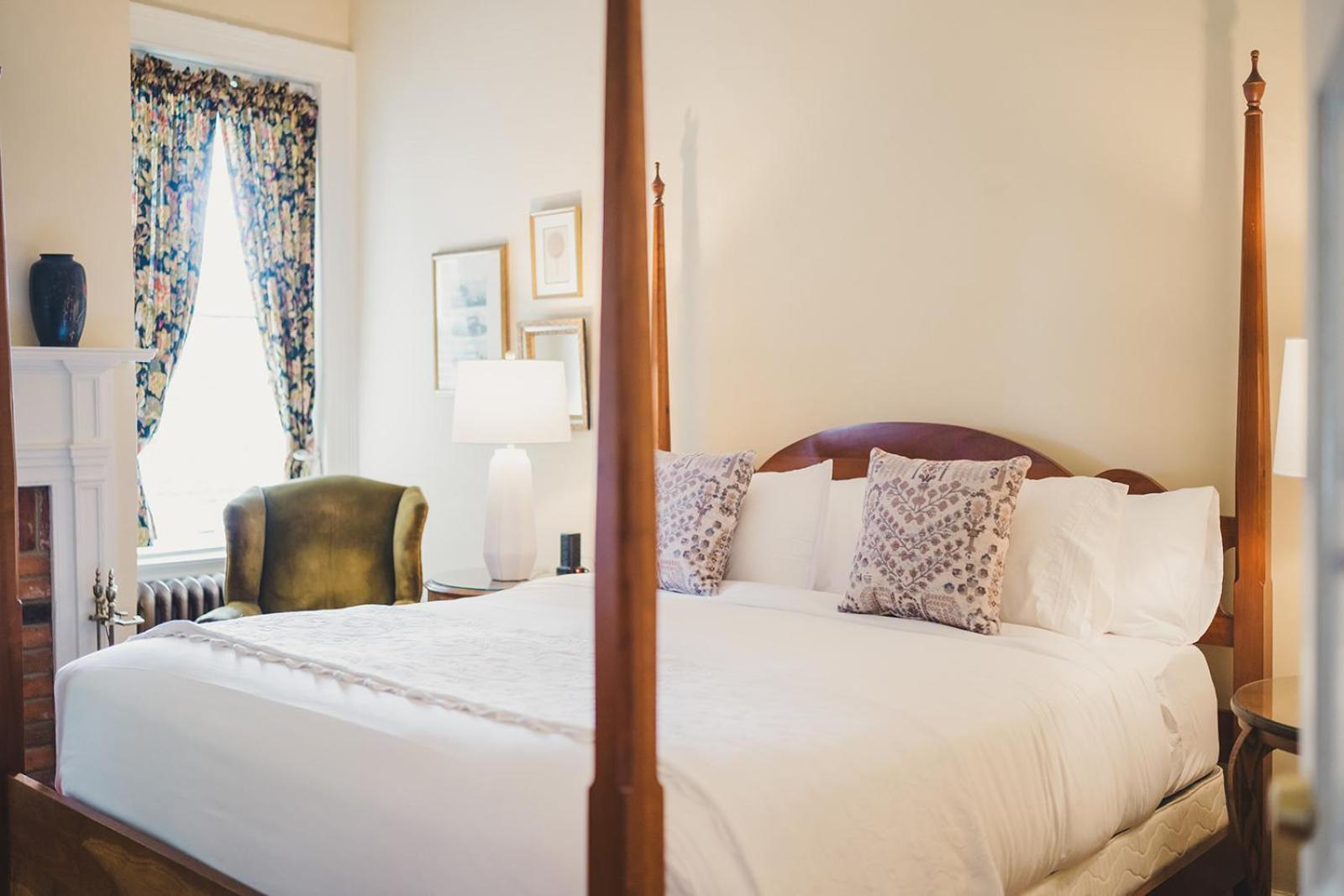 Ironclad Inn And Bourbon Room เฟรเดอริกส์เบิร์ก ภายนอก รูปภาพ