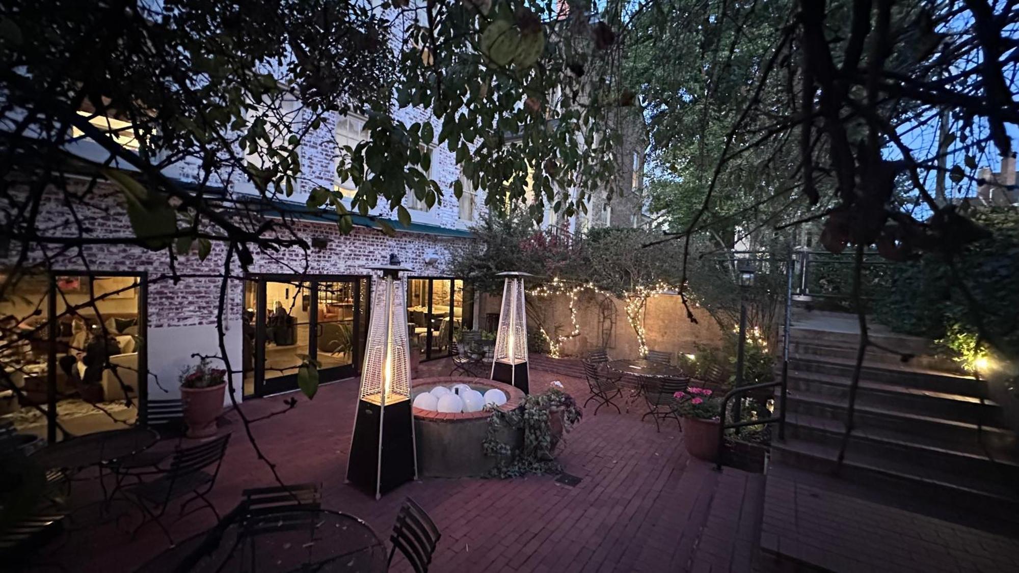Ironclad Inn And Bourbon Room เฟรเดอริกส์เบิร์ก ภายนอก รูปภาพ
