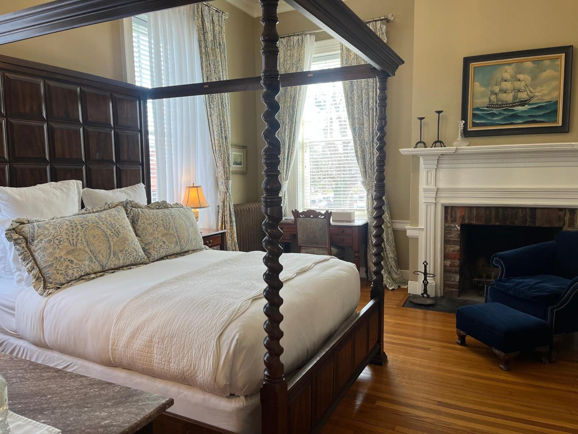 Ironclad Inn And Bourbon Room เฟรเดอริกส์เบิร์ก ภายนอก รูปภาพ