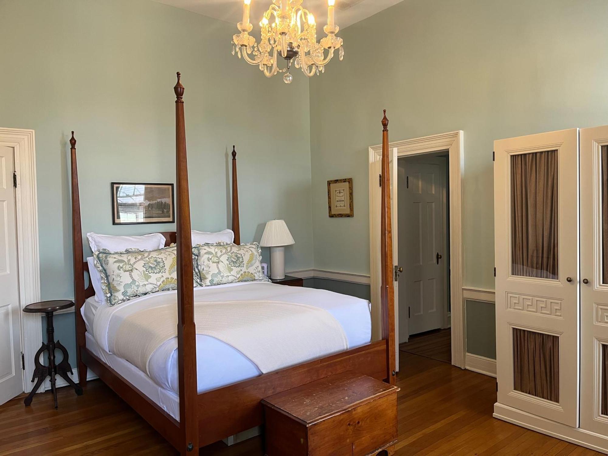 Ironclad Inn And Bourbon Room เฟรเดอริกส์เบิร์ก ภายนอก รูปภาพ