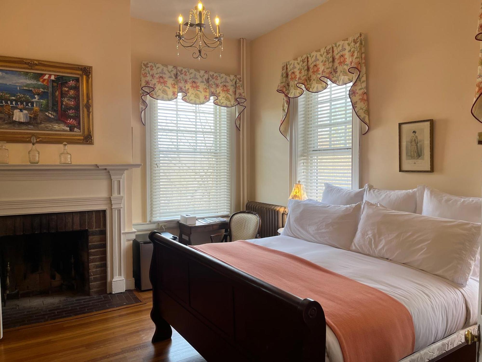 Ironclad Inn And Bourbon Room เฟรเดอริกส์เบิร์ก ภายนอก รูปภาพ